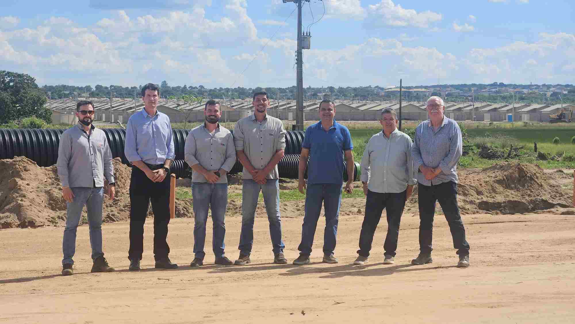De olho no avanço das obras da MS-338, prefeito visita casas da Suzano em construção